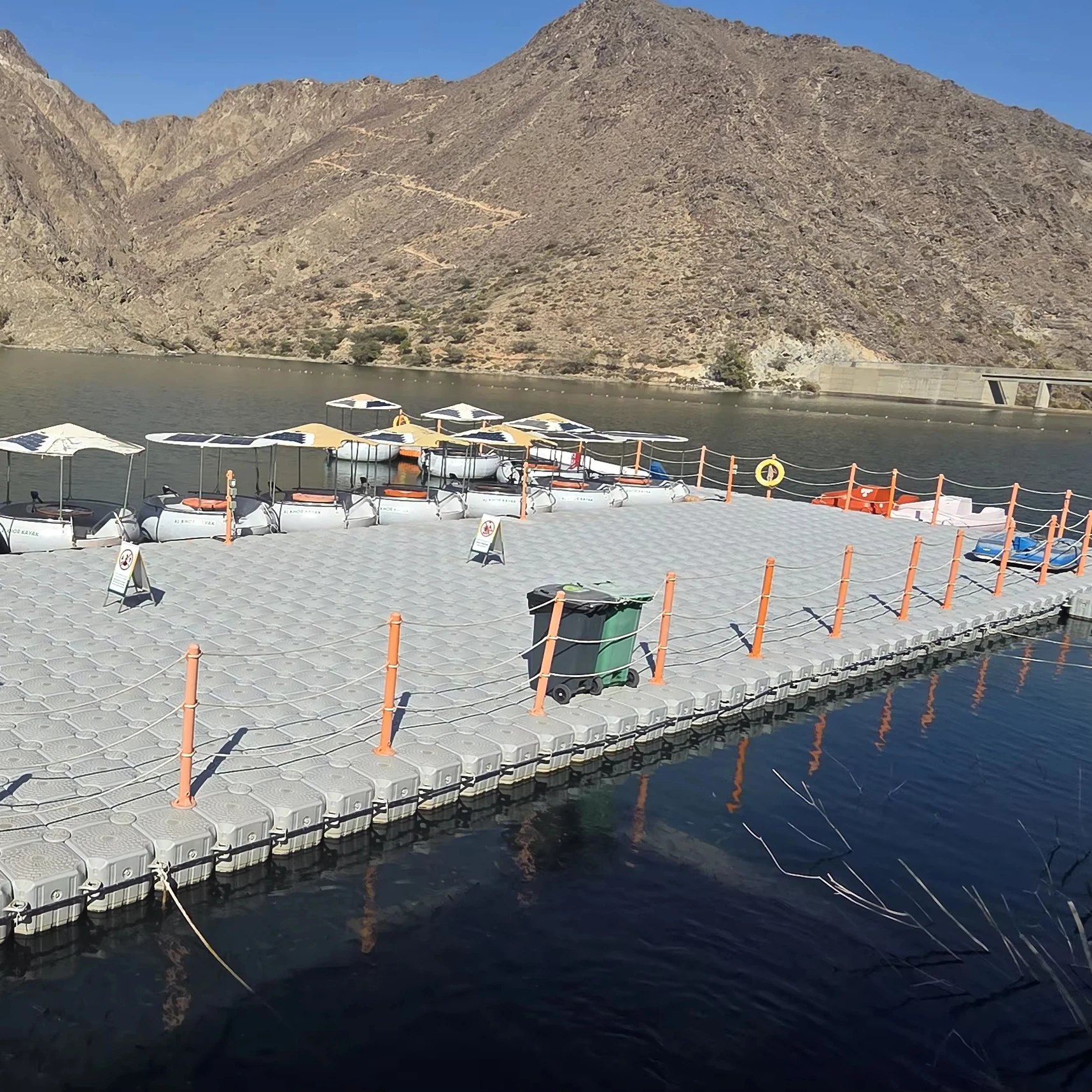 Фото Высококачественный плавучий причал и водный пешеходный мост из HDPE весом 7 кг с сроком службы 15 лет №1
