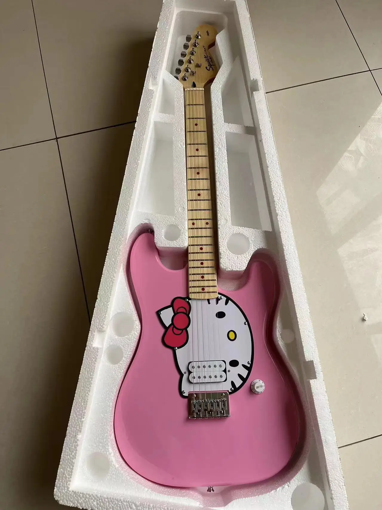 

Factory new product, pink kitty cat ST electric guitar, HSS pickup, maple fingerboard, fast delivery