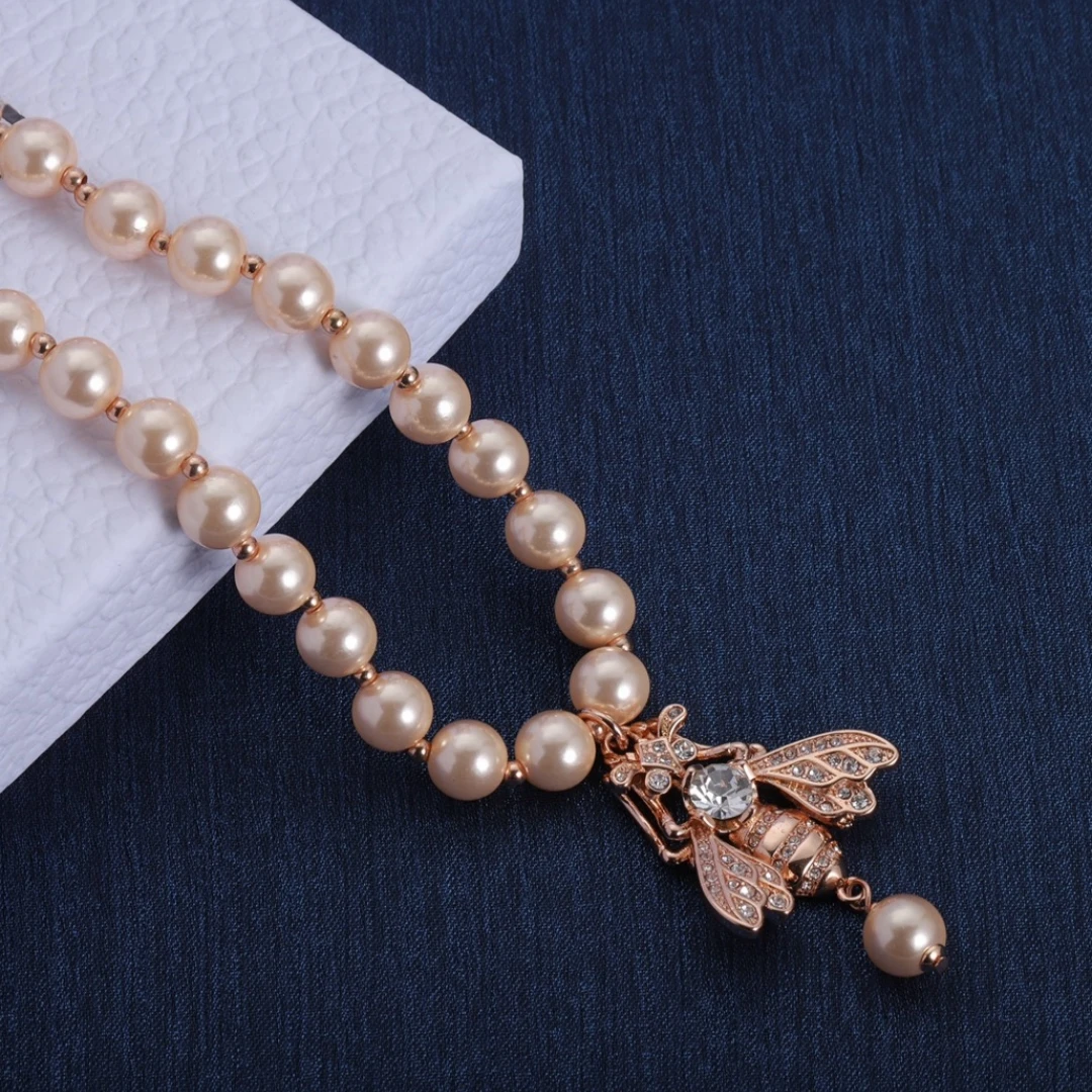 

New Rose Bee Design Pearl Vintage Fashion Light Luxury Elegant Necklace