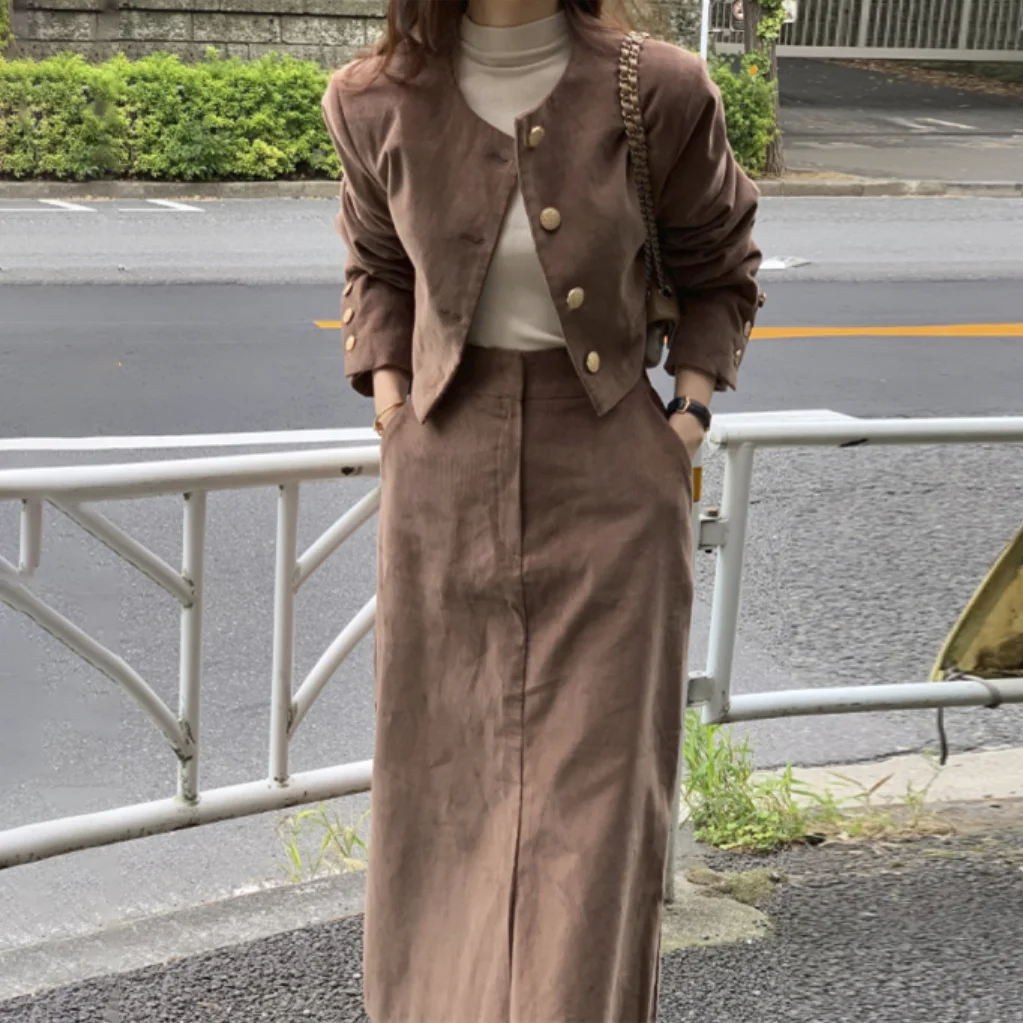 Короткая вельветовая куртка с лацканами в винтажном дизайне украшенная металлом