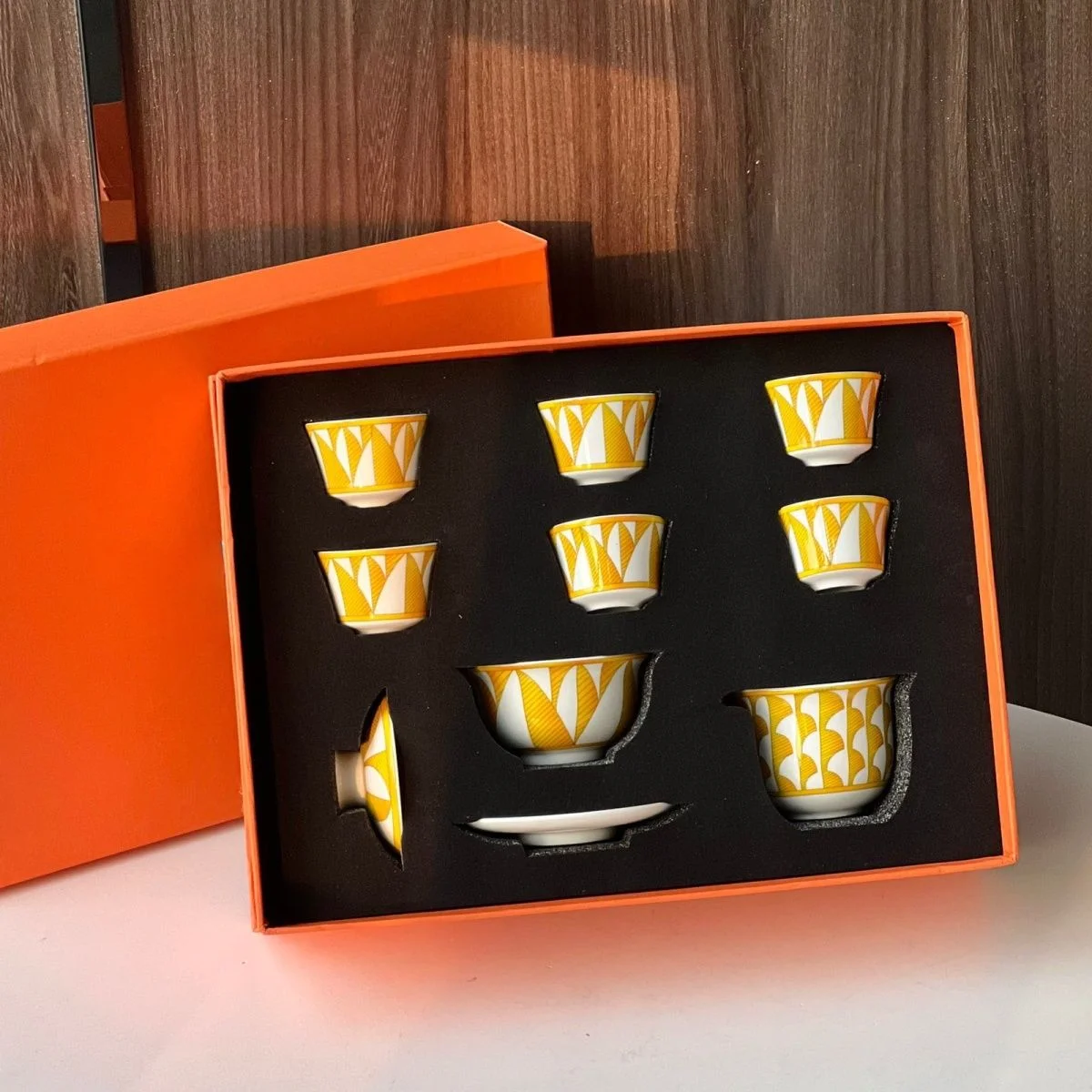 

Paris Light Luxury Geometric Printing Bone Porcelain Tea Set with High Beauty Eight Piece Cover Bowl x1 Fair Cup x1 Tea Cup x6