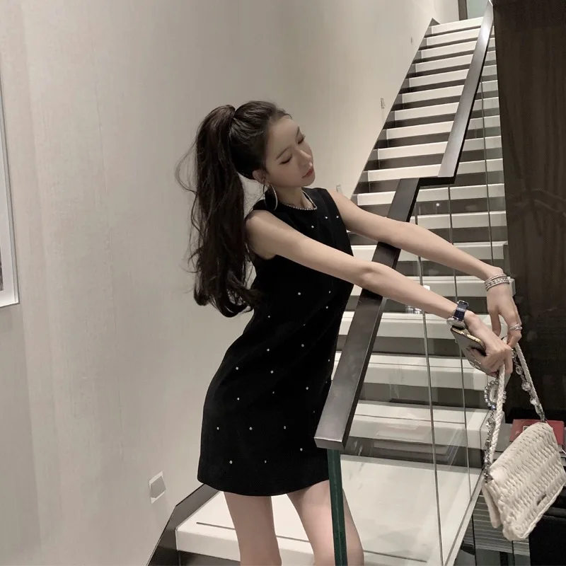 Женское летнее платье без рукавов простое приталенное платье-жилет со стразами