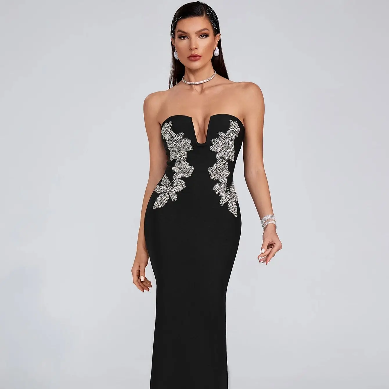 Женское облегающее платье с вырезом лодочкой Черное длинное без рукавов и