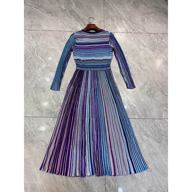 Женское платье в полоску с V-образным вырезом и длинным рукавом