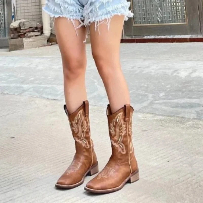 Женские сапоги на низком каблуке демисезонные с квадратным носком и рукавами