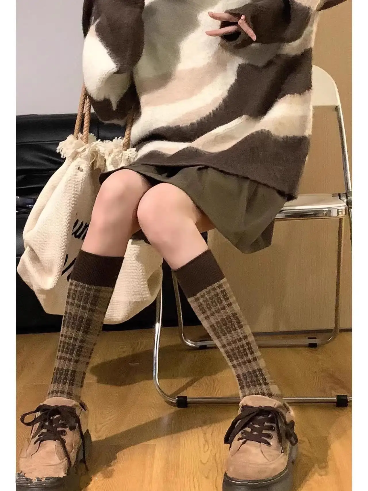 Мягкий клейкий вязаный свитер в полоску стиле ретро женский свободный 2024