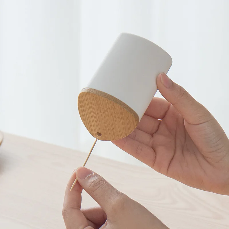 

Portable Bamboo Toothpick Holder Pocket Toothpick Storage Dispenser Bucket New Home Table Decor Toothpick Container Box with Lid