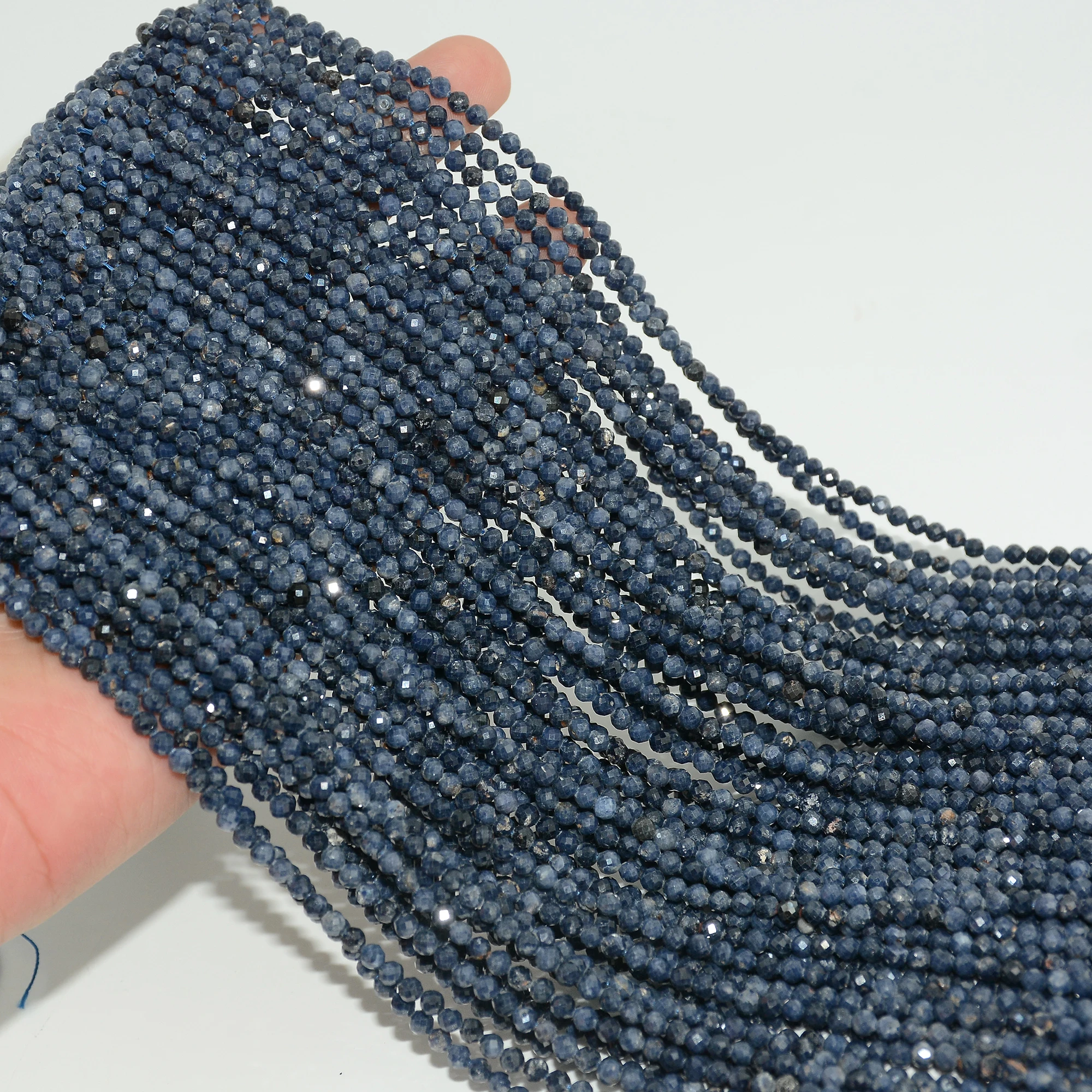 Натуральный сапфир с дефектами граненые круглые бусины 3 мм/5 мм-Место