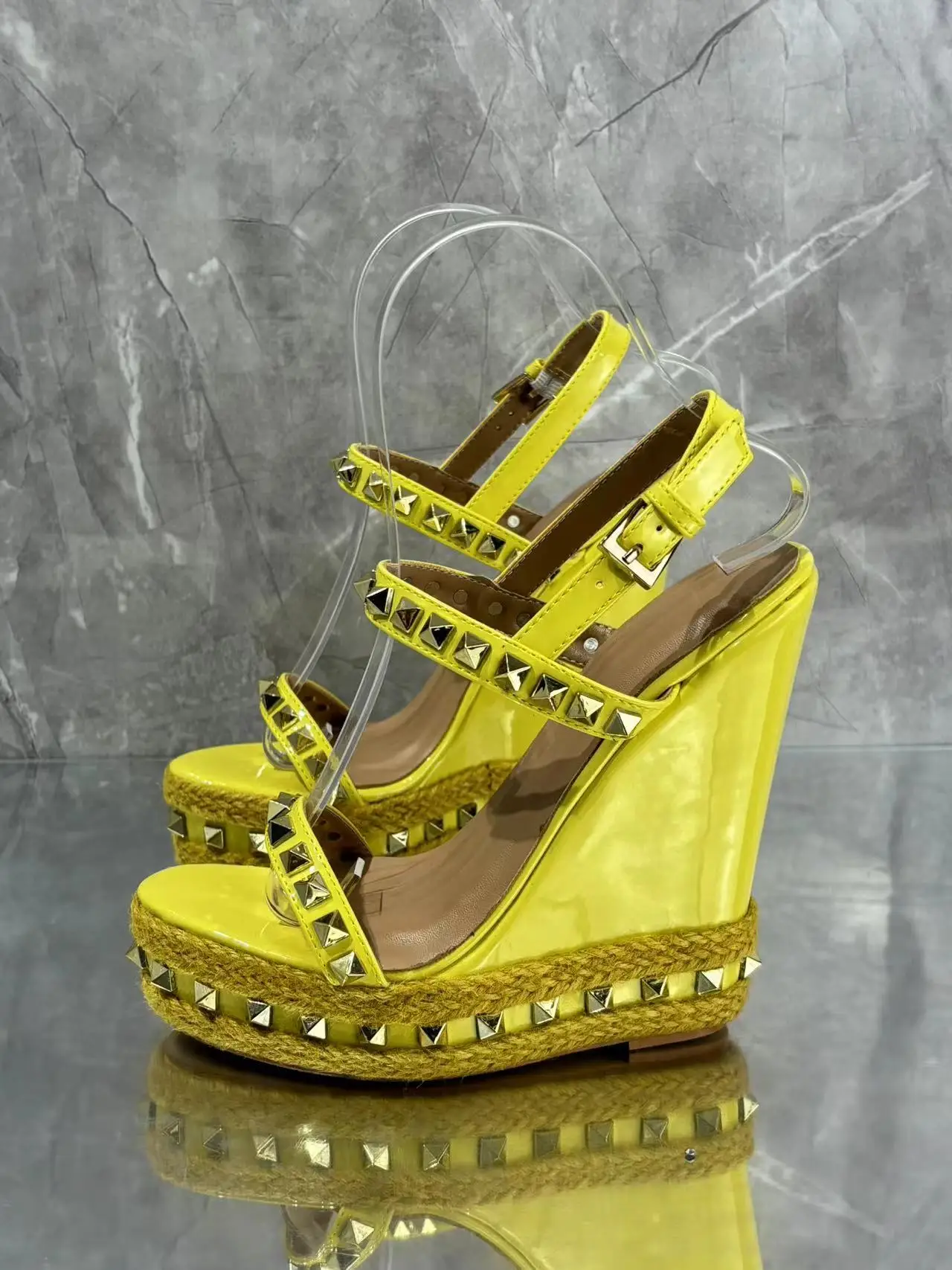 Босоножки Yelllow женские кожаные с золотыми заклепками модные сандалии на танкетке