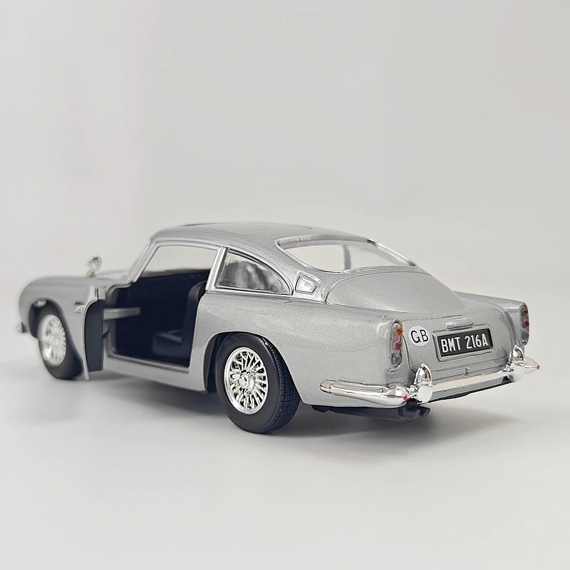 Фото Модель автомобиля Aston Martin DB5 Джеймса Бонда 007 в масштабе 1:24, коллекционная, из сплава, с открывающимися дверями. №3