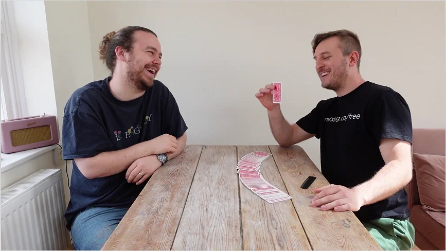 

Comb Trick by Ollie Mealing - Magic Tricks