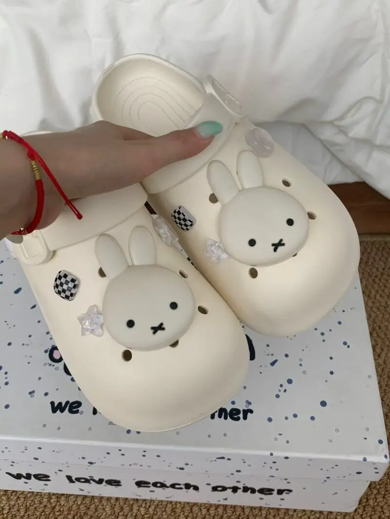 Фото Кавайные сандалии-клоги Miffy для женщин с толстой подошвой, поддержкой свода стопы, противоскользящие, с мультяшным дизайном, пляжные шлепанцы для летнего отдыха на море, новинка. №2