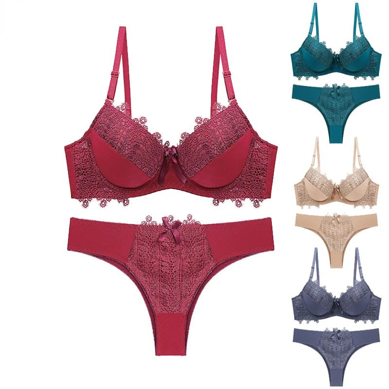 

Комплект женского кружевного нижнего белья с чашками пуш-ап