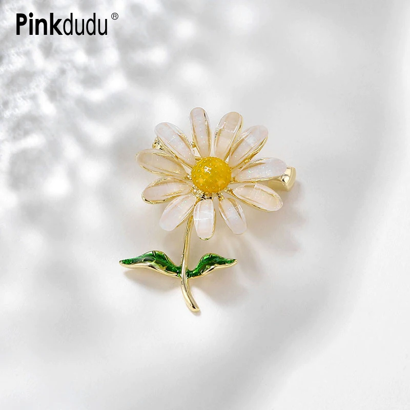 

Pinkdudu New White Petal Flower Brooch Fashion Preppy Style Green Leaf Plant Gold Plated Alloy Brooch for Women Jewelry PD1078