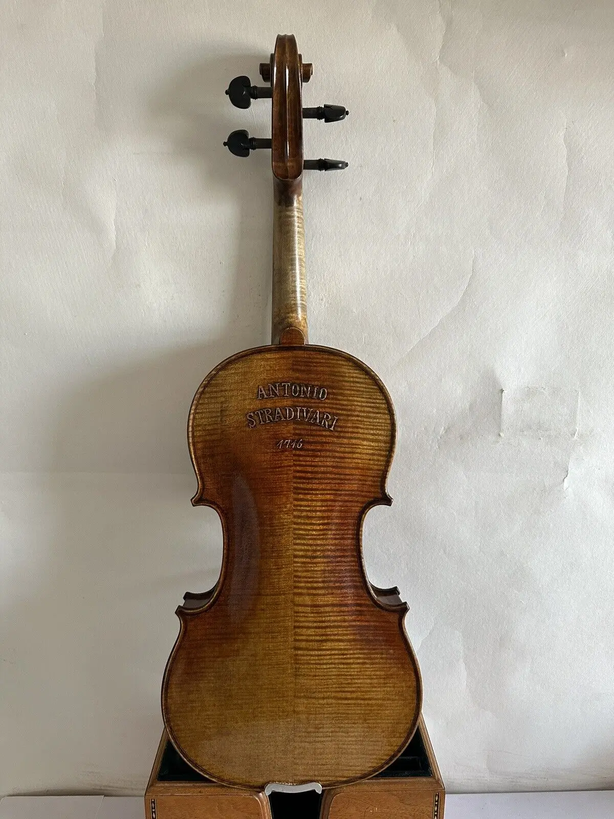 Фото Скрипка 4/4 Stradi Model 1716, задняя панель из волнистого клёна, верхняя панель из ели, ручная резьба K3200 №2