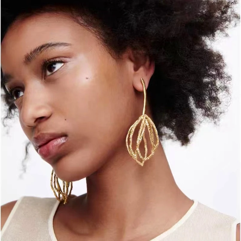 

Vintage Exaggerated Gold Color Flower Drop Earrings