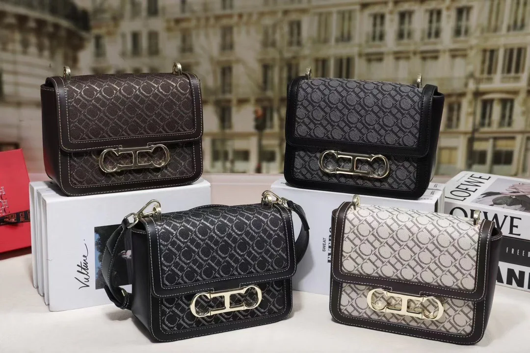 

2023 New CHCH Women Crossbody Single Shoulder Bag Metal Hardware Decoration Large Capacity Magnetic Zipper