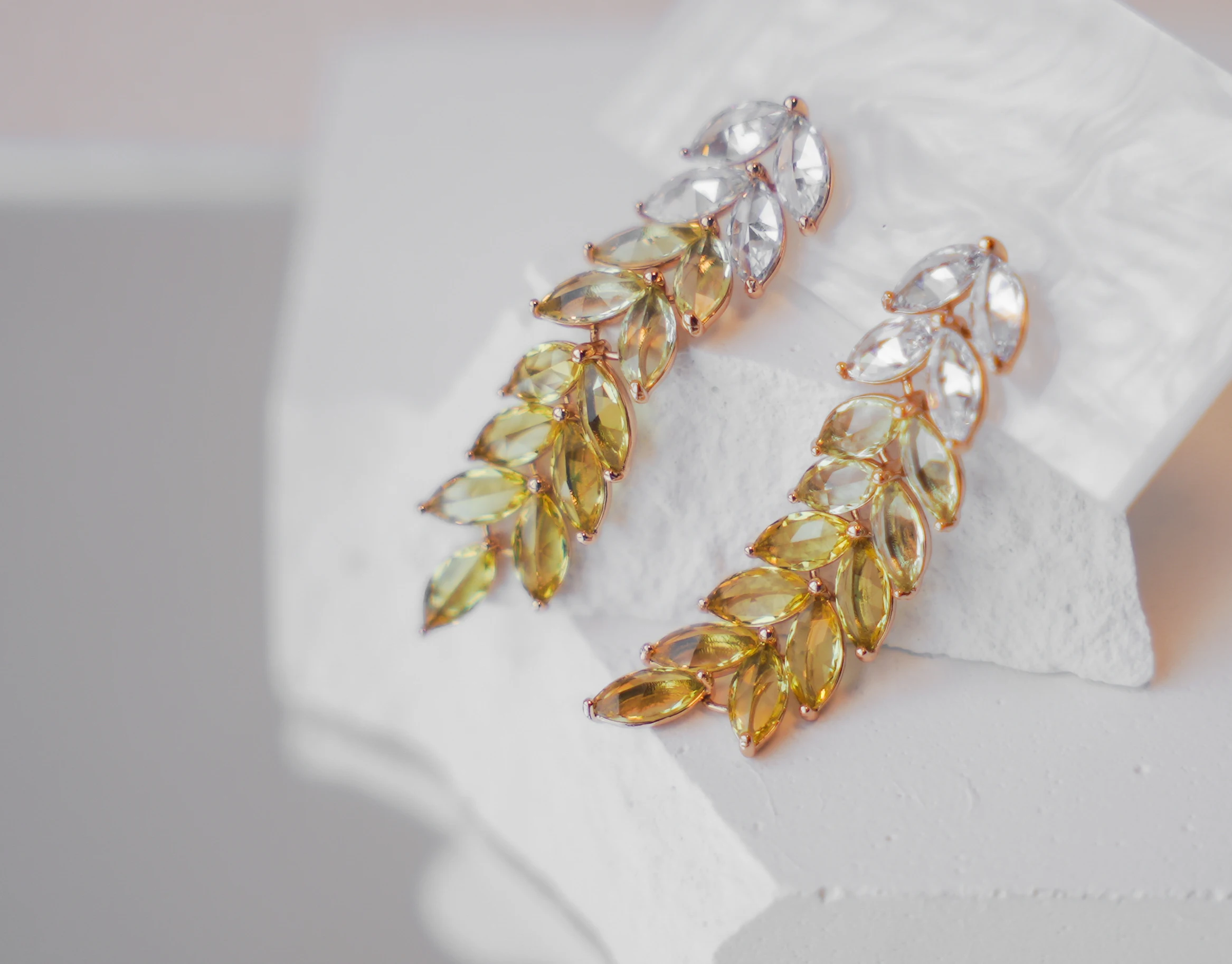 

Стразы серьги-подвески с кисточками и листьями, подвеска с желтым кабошоном 2022