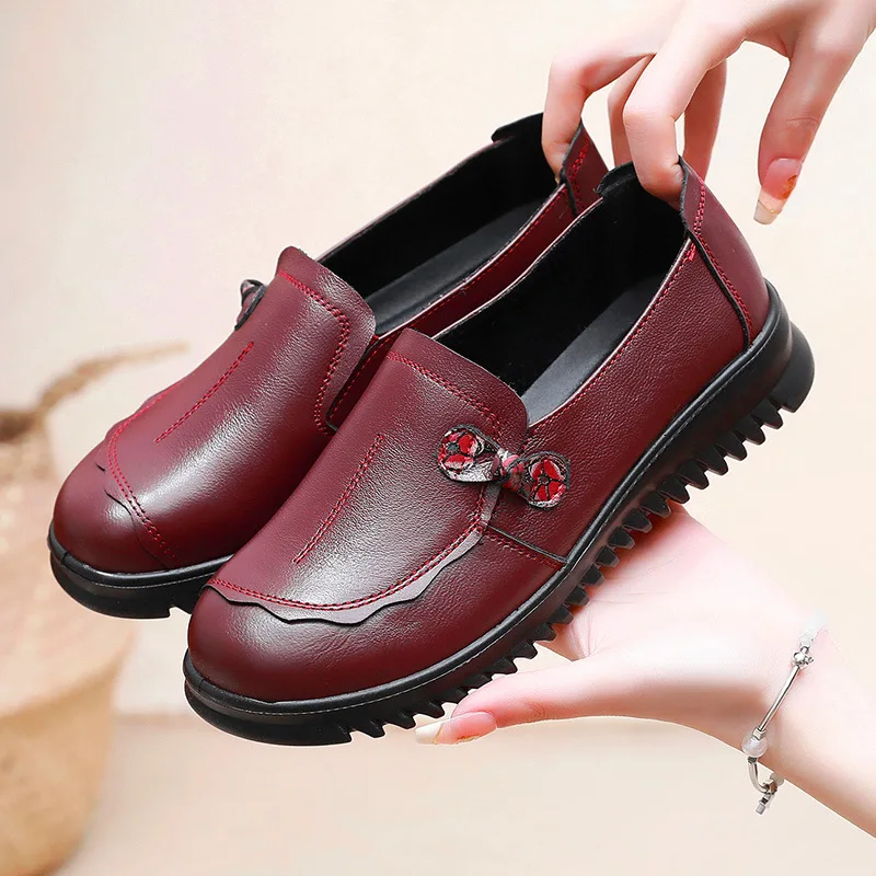 

2023 Spring Autumn New Women Flats Loafers Shoes Woman Leather Breathable Ladies Casual Slip On Shoes Plus Size Mother Shoes