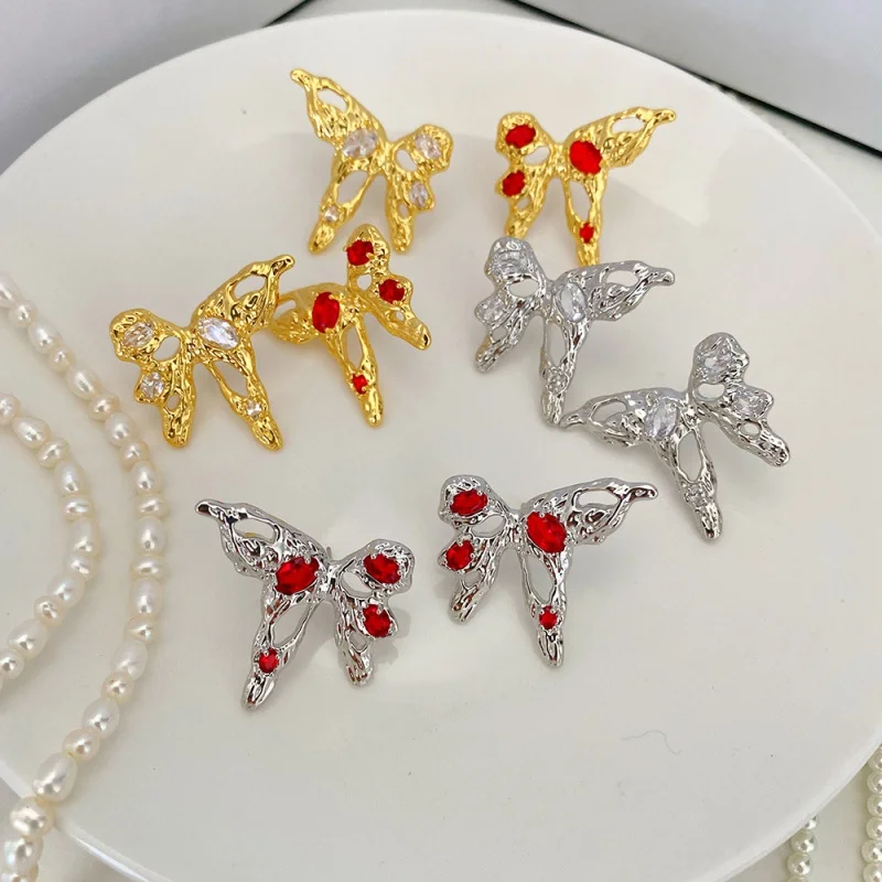 

Серьги-гвоздики женские из серебра с цирконом в виде бабочки