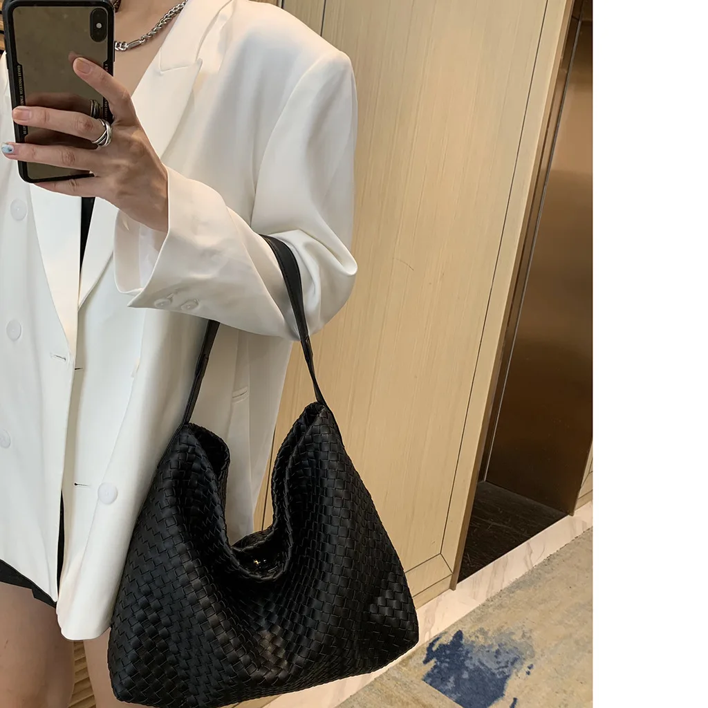 Senior sense of woven women's bags new large capacity retro bags Europe and the United States wind trend armpit bag