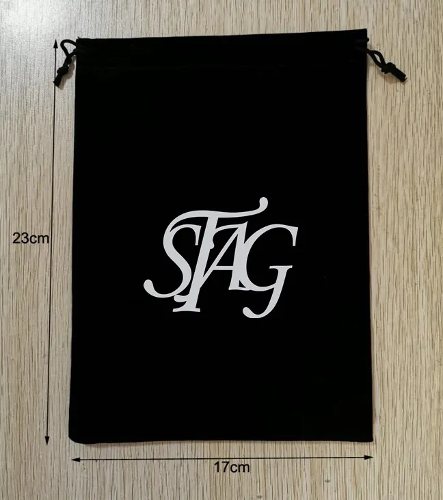 

70 шт. индивидуальный логотип 17x23 см, черные бархатные сумки, подарочные пакеты на шнурке, трафаретная печать с логотипом серебряного цвета