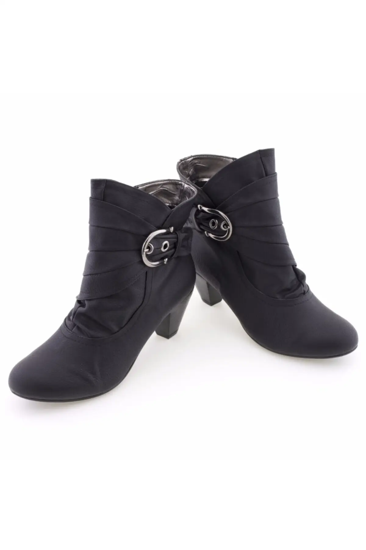 

Женские ботинки черного цвета