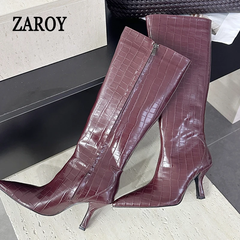 Фото Дизайнерские женские сапоги ZAROY бордового цвета до колена, на тонком каблуке, с острым носком, с боковой молнией, из искусственной кожи, длинные сапоги, роскошные сапоги для вечеринок №5