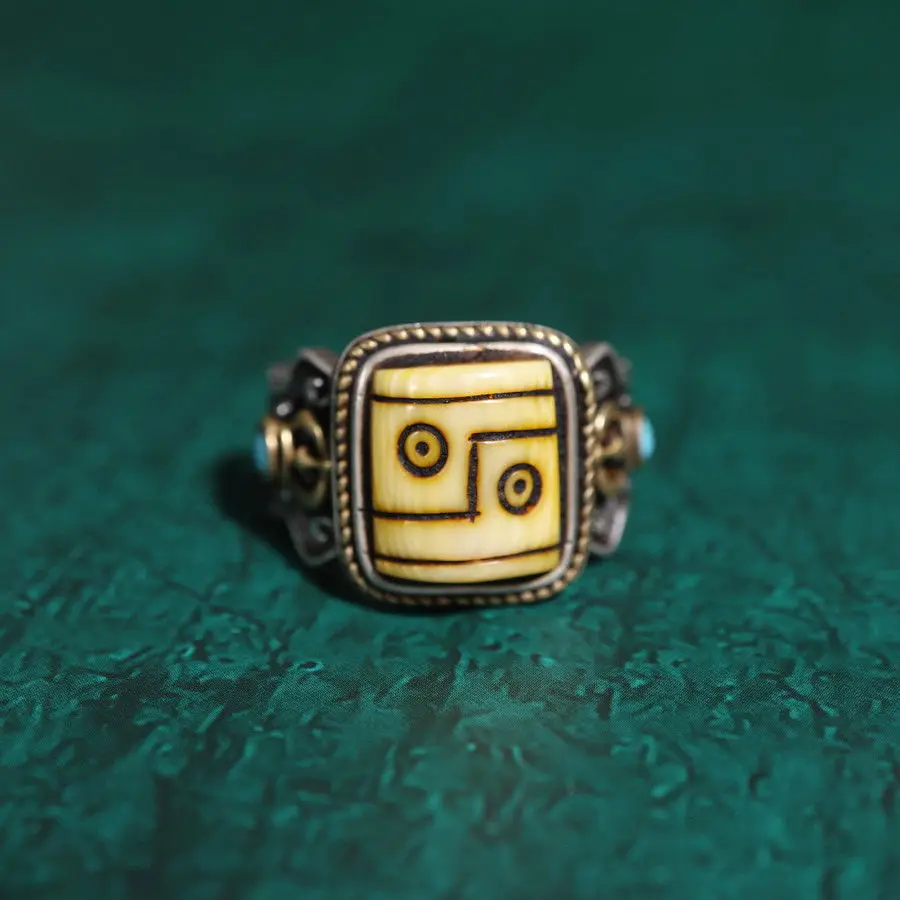 

Серебряное кольцо ручной работы с двумя бусинами в этническом стиле