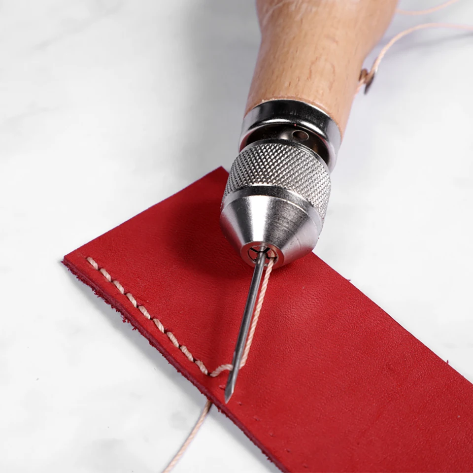 сшивание кожи вручную. ручное шитье кожи. ручное шитье кожи. ручное шитье кожи. инструмент для обработки края кожи.