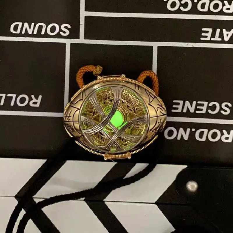 Marvel Movies Doctor Strange Eye of Agamotto Necklace Luminous Time Gems Pendant Dr Strange Cosplay Props Party Supplies Gifts