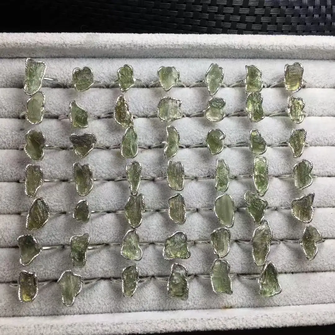 Цельное кольцо из серебра 925 пробы с натуральным молдавитом и целебным