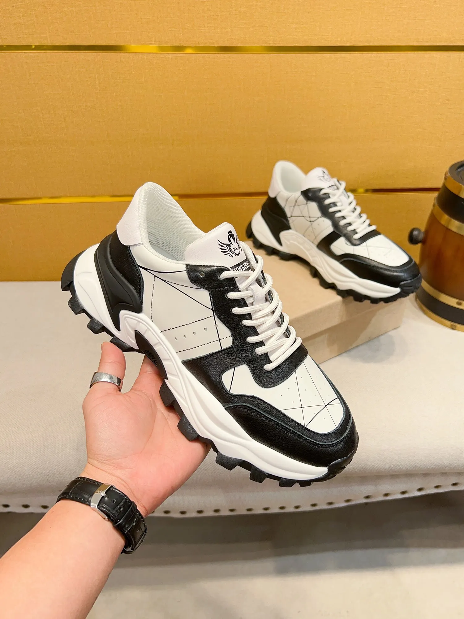 

New Classic High quality Men's Top Genuine leather Sports shoes Luxury fashion flat bottom sneaker Running shoes