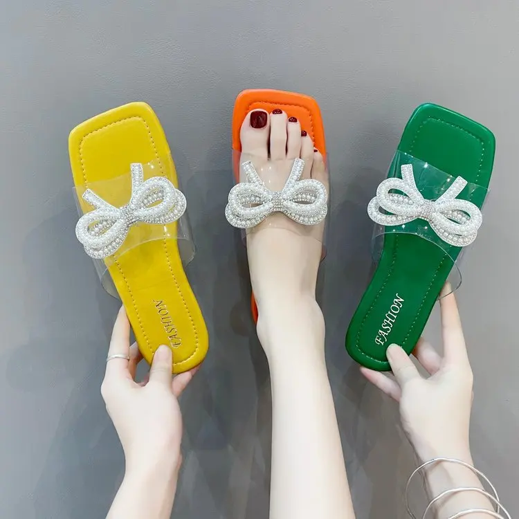 

Туфли-бабочки на низком расширяющемся книзу каблуке, из ПУ-ткани