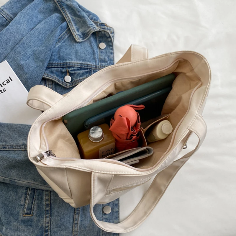 Вместительная женская сумка через плечо тоут на ремне с несколькими карманами