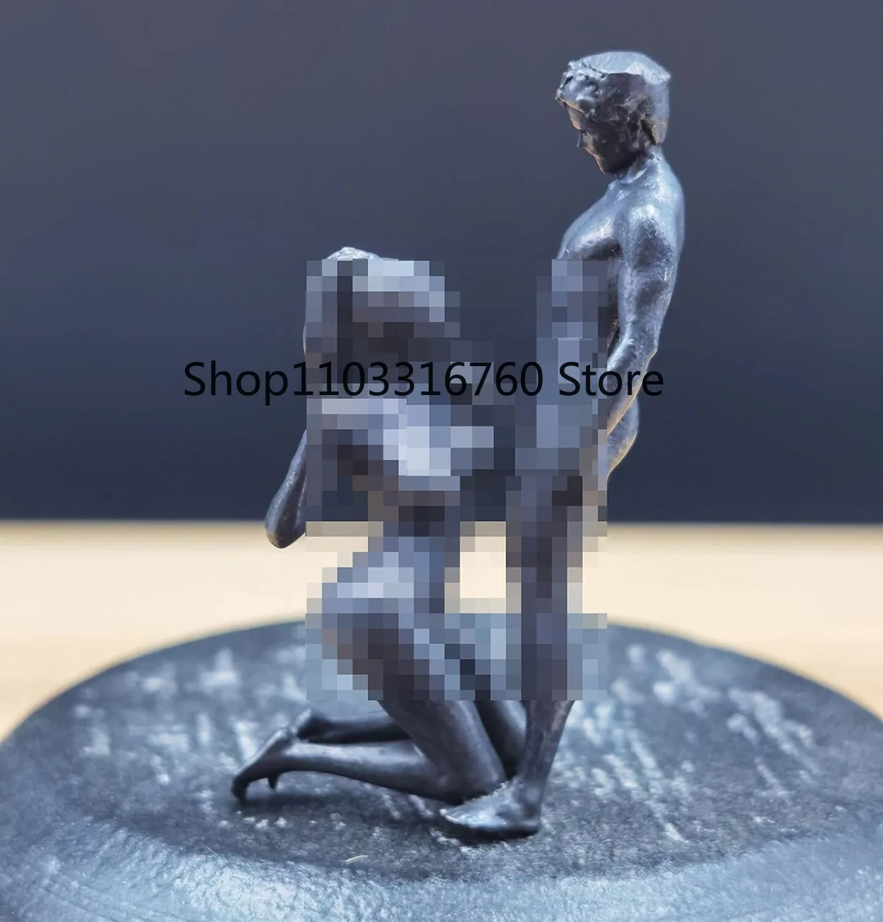 

Черная медная статуя "Любовь, мужчина, женщина"