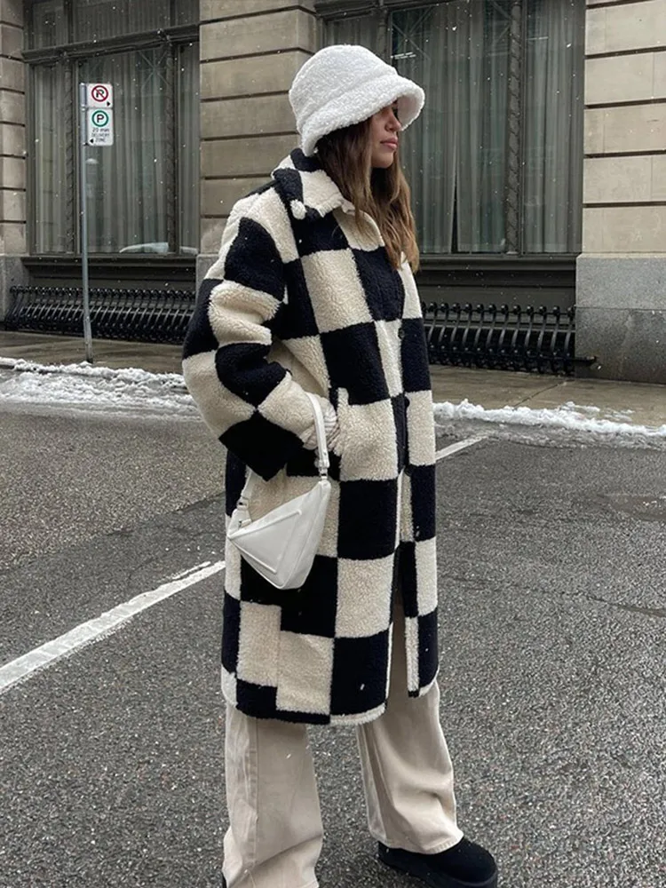 Плюшевое черное клетчатое длинное пальто женское винтажное однобортное с