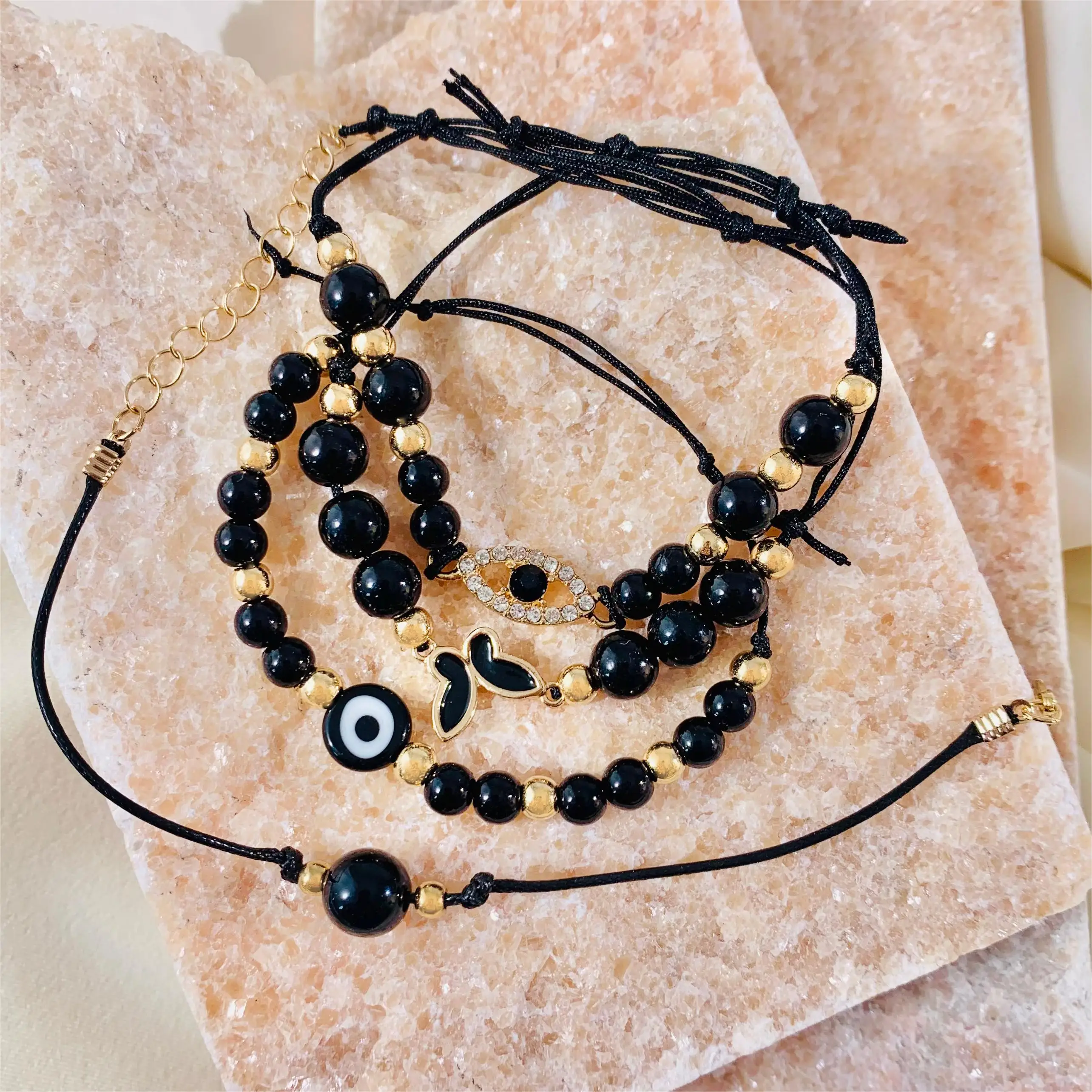 Женские браслеты с бусинами