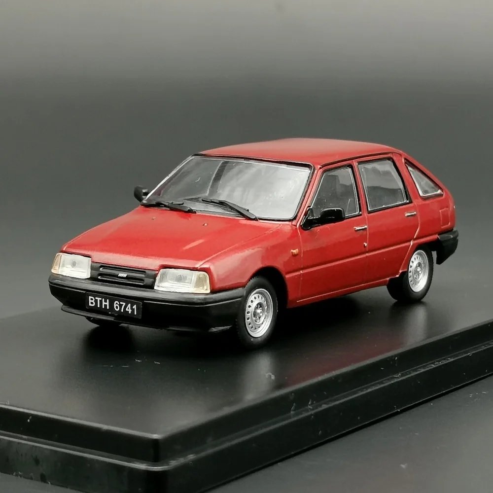 

Металлическая Игрушечная модель автомобиля из сплава IST 1:43 IZ 2126