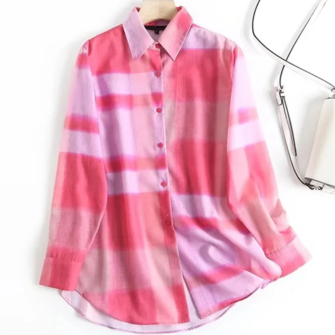 

Свободная повседневная женская рубашка в английском стиле с градиентом и принтом