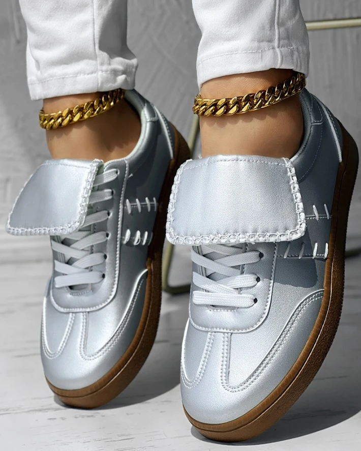 Повседневные кроссовки с цветными блоками и круглым носком на шнуровке женская