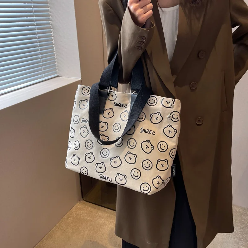 

Популярная в этом году нишевая дизайнерская сумка-тоут 2020 с маленьким медведем, холщовая ручная сумка для макияжа на одно плечо