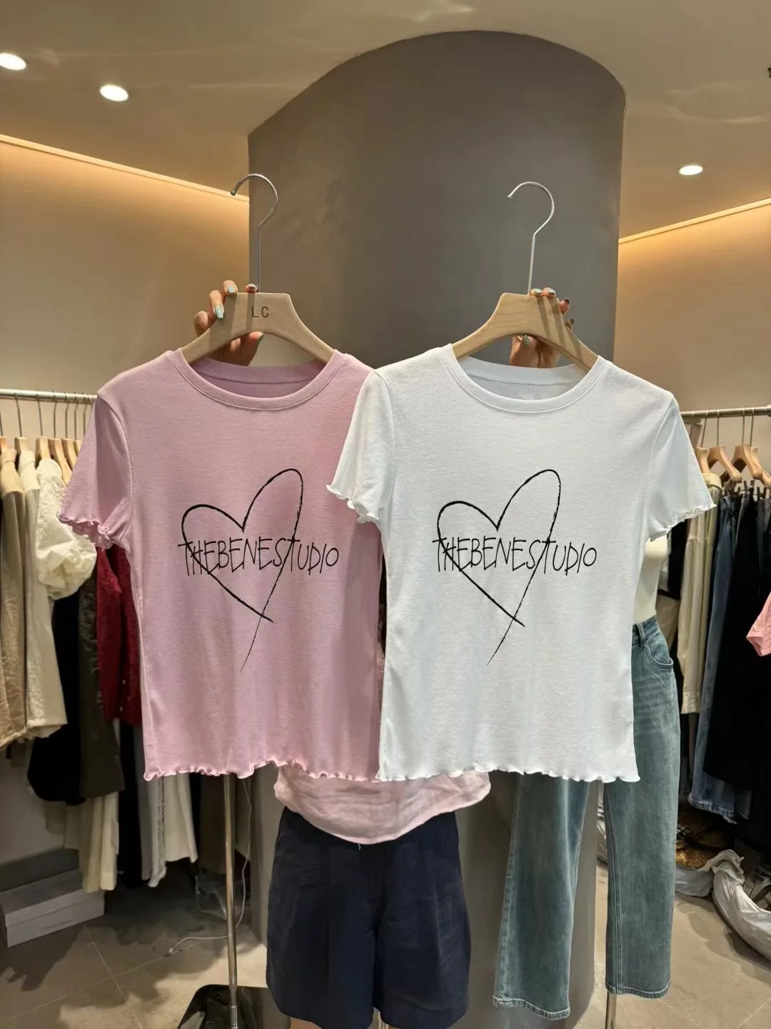 Женская футболка с коротким рукавом надписью на деревянном ухе