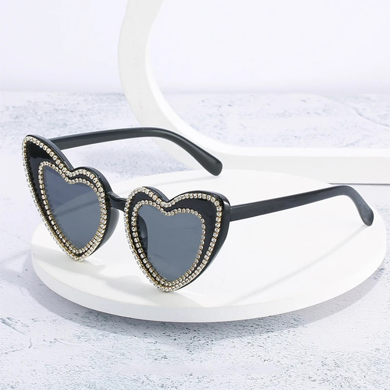

Декоративные Солнцезащитные очки в форме сердца для мужчин и женщин, модные трендовые солнцезащитные очки в пластиковой оправе для вождени...