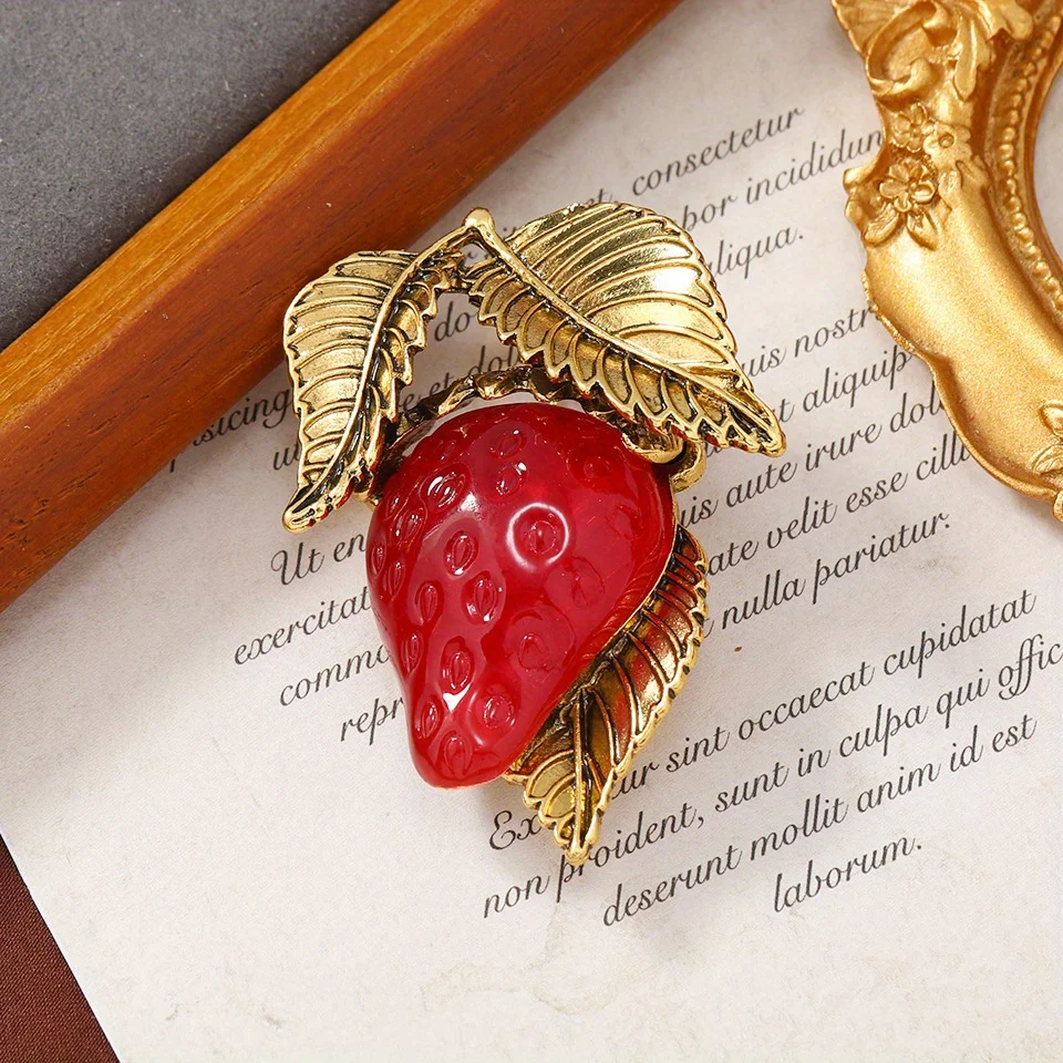 Женская Брошь в виде клубники из смолы аксессуары для одежды булавки