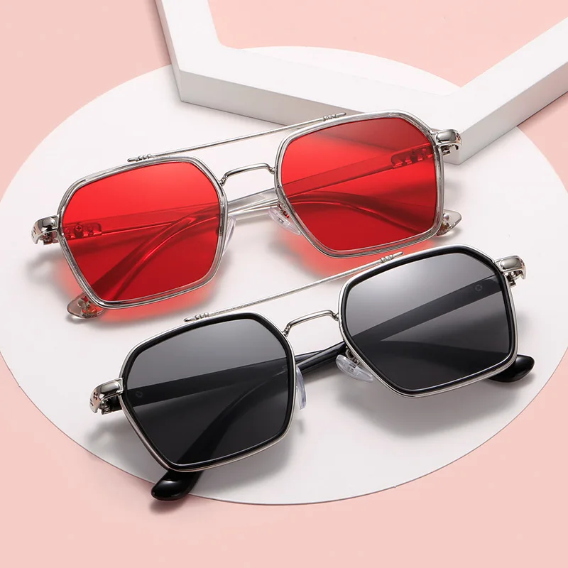 

Женские солнцезащитные очки с двойной металлической оправой