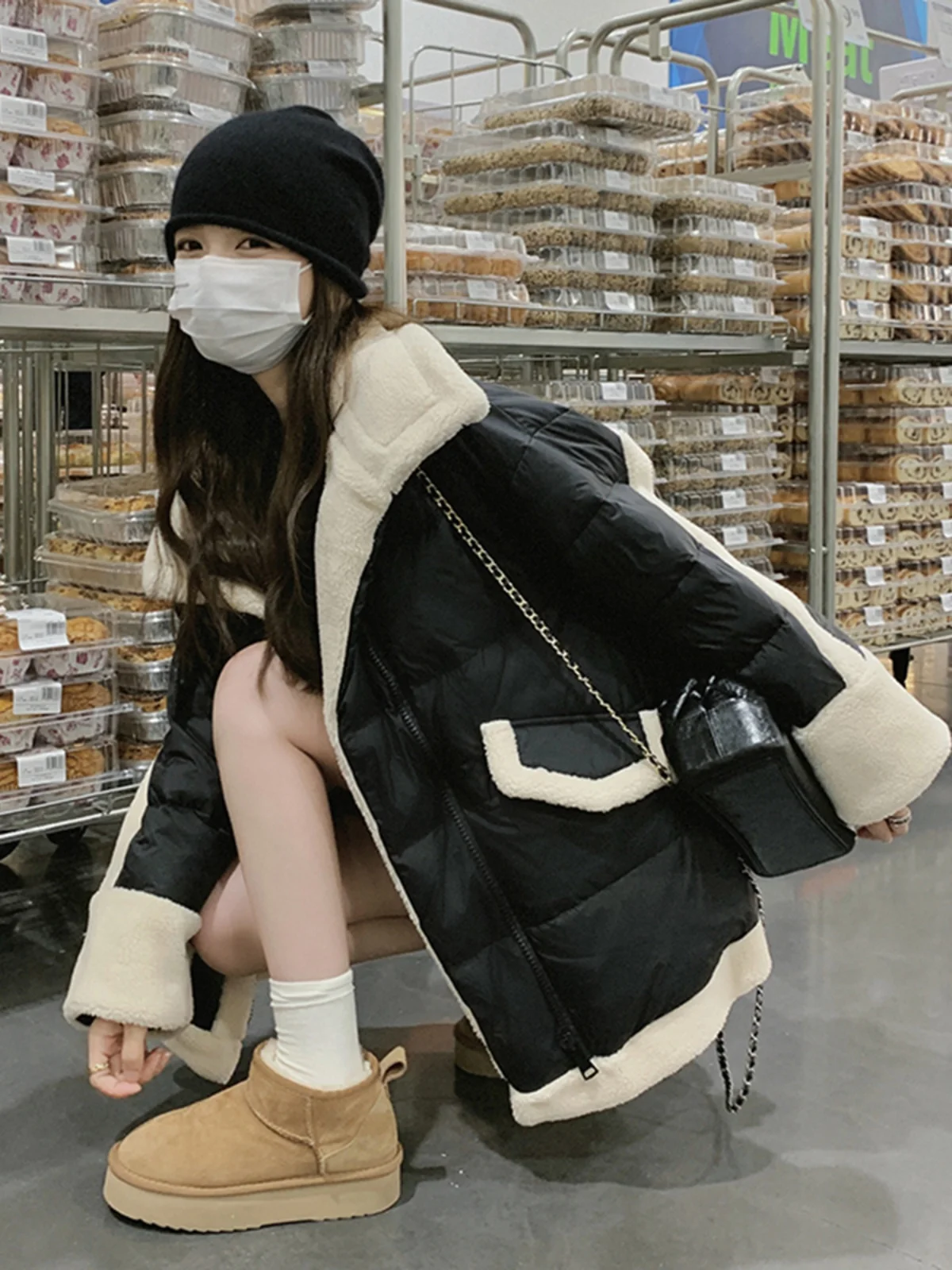 Пуховик женский зимний из черной овечьей шерсти 2024