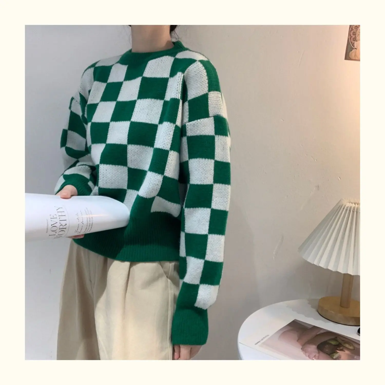 Короткий зеленый свитер в клетку женский осенне-зимний пуловер с круглым вырезом
