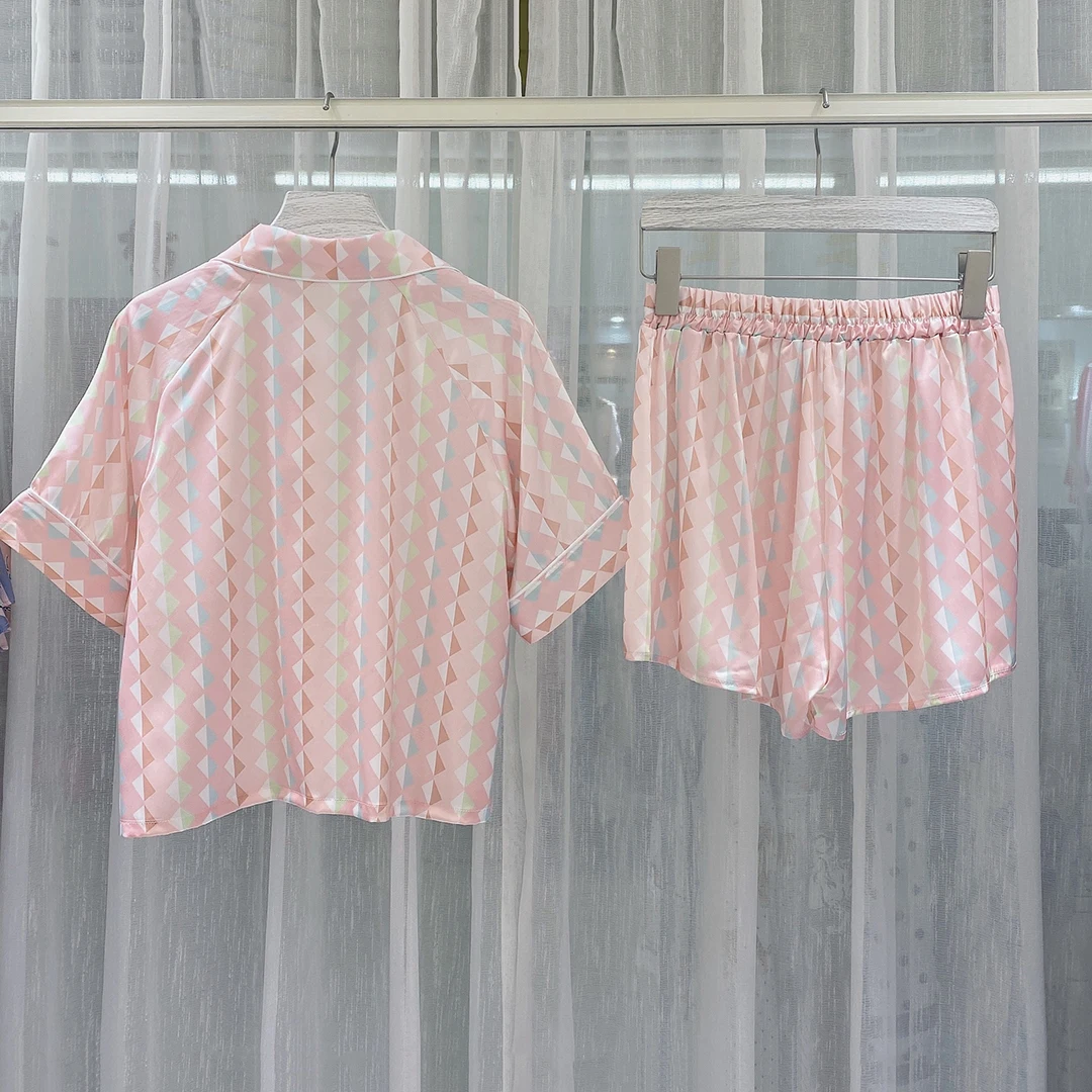 Летняя женская классическая шелковая розовая ночная сорочка с отворотами и