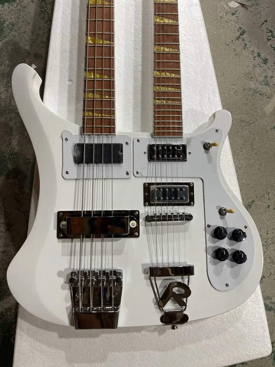 Заводская изготовленная на заказ электрическая бас-гитара с белым корпусом и двойной шеей, 6 + 4 струны, хромированная фурнитура, предоставление индивидуальных услуг